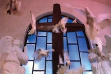 쌍권총, 비둘기...신작 <맨헌트>에도 있는 오우삼의 시그니처 셋