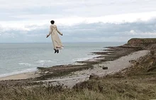 <슬랙 베이: 바닷가 마을의 비밀>, 왜 그들은 하늘을 날아야 했나