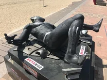 <블랙 팬서> 동상이 또 파손됐다, 흥행 영화와 관련된 각종 피해 사례들