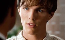 귀여운 꼬마부터 괴상한 분장까지, 작품으로 돌아본 니콜라스 홀트