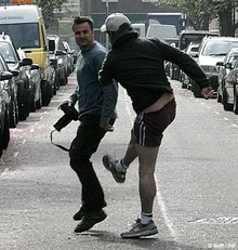 심지어 주먹질까지! 파파라치의 횡포에 한 판 붙은 스타 8