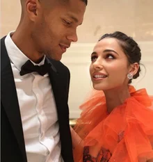 사랑꾼 인정! 10대 때 만나 결혼까지 한 배우들