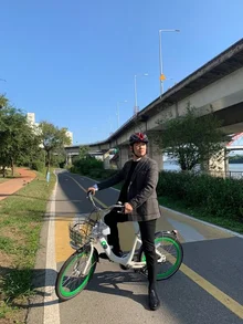 [정시우의 A room] 안재홍과 ‘따릉이’ 타고 나눈 인터뷰