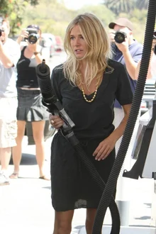 파파라치와 법정 간 사연? 시에나 밀러에 대한 9가지 사실