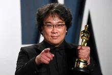 트로피 인증샷도 남달라! 봉준호 감독 오스카 짤 총집합.zip