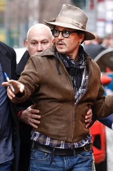 팬들에게 사인 중 연행(?)되는 조니 뎁, 이유는?