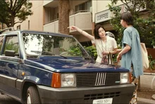 ‘힐링’이라는 단어에 다 담기지 않는 <블루 아워>의 미덕. 뒤돌아보는 몸짓에 대하여