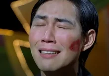 각 잡던 이정재는 언제부터 콧수염을 붙이기 시작했을까