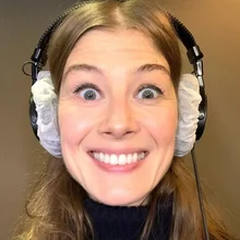 골든글로브 트로피를 땅에 묻었다? 로자먼드 파이크에 대한 소소한 사실들