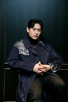 [인터뷰] <로그 인 벨지움> 유태오 “이 현실을 놓지 않으려 집요하게 만들었다”