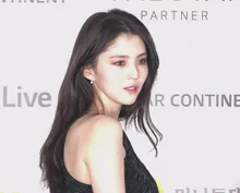 뱀파이어 분위기로 레드카펫 장악한 한소희 근황 