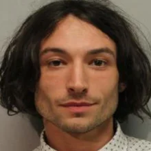 폭행, 마약, 은행 강도로 오해까지? 체포, 기소됐던 히어로물 배우들 