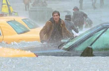 대책 없는 폭우에 고립된 채, 기후재난영화 수작 〈투모로우〉를 떠올리다