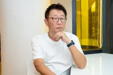 [인터뷰] 오디오 무비라니 신박하쥬? <극동> 연출한 곽경택에게 유재명이 흡연하며 뱉은 투정