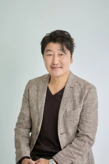 [인터뷰] <거미집> 송강호, “굳이 영화를 다시 찍겠다는 김열 감독의 웃픈 절박함을 느껴 보시라.”