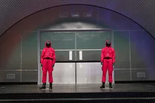 〈오징어 게임〉시즌 2 세트장 최초 공개.. 황동혁 감독 