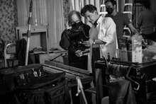 브래들리 쿠퍼 제작·각본·연출 〈마에스트로 번스타인〉, 반짝이는 천재성과 내면의 혼란을 담아낸 불멸의 서사