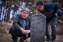 극장에서 보기 좋은 엔터테이닝 영화 〈파묘〉, 더욱 직관적이고 친절해진 장재현 표 오컬트