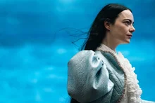 향기이거나 악취이거나, 괴상한 감독의 신작 〈가여운 것들〉 미리 보기