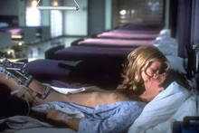 [강정의 씬드로잉] 인간은 ‘실재가 된 가짜’에 더 흥분한다! 〈크래시〉