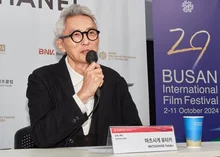 [2024 BIFF] 12년 혼밥 후 감독 데뷔한 ‘고로’상 … “보고 난 뒤 분명 배 고파질 영화!” 〈고독한 미식가 더 무비〉 마츠시게 유타카 감독 기자회견 현장중계