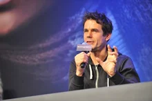 톰 티크베어 감독 신작 〈더 라이트〉, 내년 베를린국제영화제 개막작 선정!