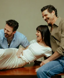 ダコタ・ジョンソンXクリス・エヴァンスXペドロ・パスカル〈マテリアリスト〉カップルコンセプトフォト公開！