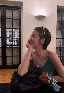 ソン・ヘギョのショートカットスタイルに変身…洗練された魅力を発散