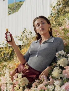 邁莉·賽勒斯在古馳美容廣告中展現「女神級美貌」...「熱情與渴望」魅力極大化