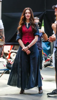 Anne Hathaway Transforms with Red Highlights While Filming 'The Devil Wears Prada 2'... Necklace Worth 20 Million Won