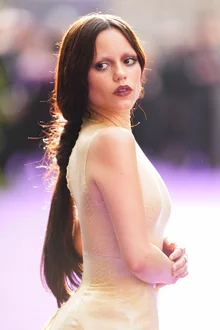 ジェナ・オルテガ、'ウェンズデイ' シーズン 2 プレミアでの大胆な変身...漂白された眉毛と蛇の皮のドレス