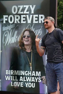 奧茲·奧斯本的葬禮，粉絲們淚水中的最後告別