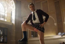 連恩·尼遜主演《子彈男孩》(The Naked Gun) 重啟版，獲得好評的惡搞喜劇