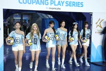 [현장 포토] 아이브, 쿠팡플레이 시리즈 개막전에서 시축하다!