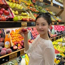 珍妮 '頭被槍打了嗎 別鬧了' 3萬元T恤穿著巴黎旅行 '熱賣'