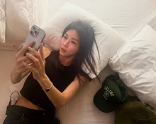 哈姊在床上看手機的樣子也如畫報般完美的美貌 '纖細的身材也不例外'