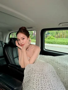 ジェシカ、華やかなスパンコールドレスで授賞式に出席...ファンたちの「結婚説」推測も