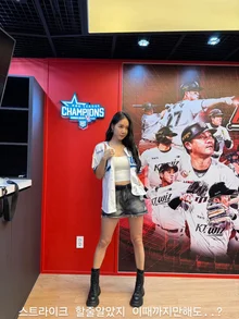 Soyou '10kg Weight Loss' Throws First Pitch with 52kg Slim Figure... Fans Worry 'Stop Losing Weight'