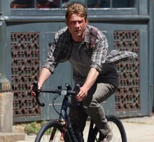 格倫·鮑威爾在J.J.艾布拉姆斯電影拍攝現場全身是血