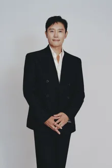 [Interview] 'No Other Choice' Lee Byung-hun② “Feeling a sense of crisis with AI videos, I also watch videos featuring Lee Jung-jae”