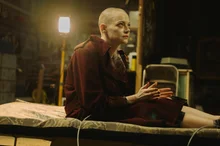 エマ・ストーンの再発見『ブゴニア』、剃髪の奮闘から製作者の挑戦まで！