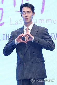 [フォト&] イ・ジェウク、女性心を揺さぶるハートの雨