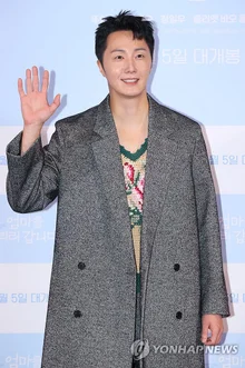 [Photo] Jung Il-woo, Bright Smile at 'Going to Abandon Mom' Premiere