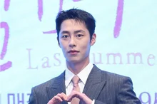 [포토&] 이재욱, 하트 세례