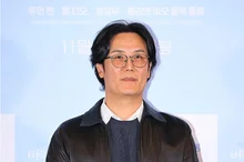 [Photo] Director Mo Hong-jin Poses for 'Going to Abandon Mom'