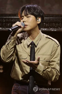 [Photo &] Jung Seung-hwan, passionately singing new song 'Front Hair'