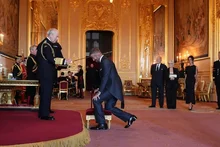 [Video&] David Beckham Receives Knighthood with Performance of Kadehun's 'Golden'!
