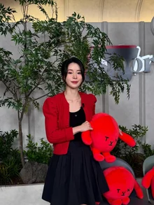 [フォト&] '放送撮影現場' イム・ジヨン、レッドカーディガンで完成した優雅なビジュアル