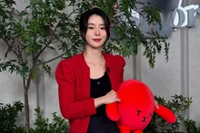 [Photo &] Lim Ji-yeon Completes Elegant Visuals with Red Cardigan at 'Broadcast Filming Site'