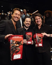 トム・クルーズ『ザ・ランニング・マン』グレン・パウエルとの認証ショット＆観覧レビュー話題！